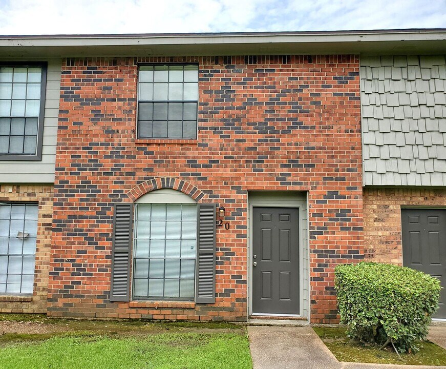 2700 N 16th St in Beaumont, TX - Building Photo