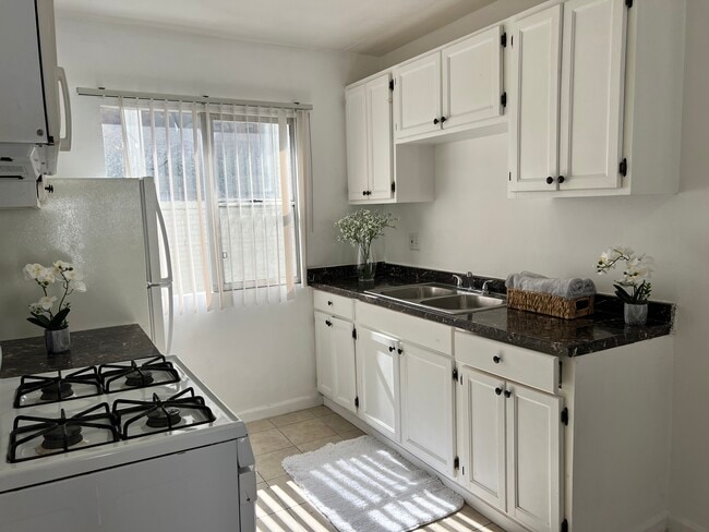 1330 S Wilton Pl, Unit apt 9 in Los Angeles, CA - Building Photo - Building Photo
