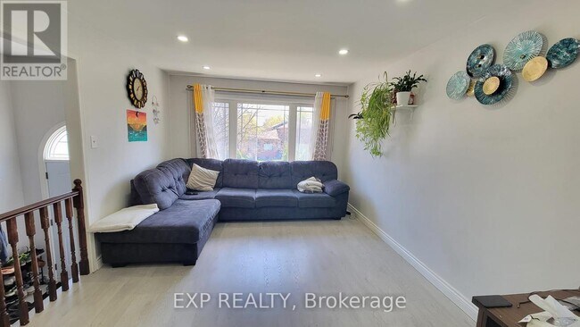 22 Engel Crescent in Barrie, ON - Building Photo - Building Photo