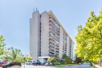 Quapaw Tower in Little Rock, AR - Foto de edificio - Building Photo