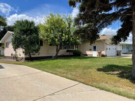 1718 1st St SE in Minot, ND - Building Photo