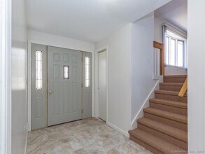 26 Woodside Dr in Farmington, CT - Foto de edificio - Building Photo