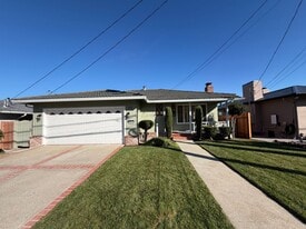 3271 Crestmoor Dr in San Bruno, CA - Building Photo