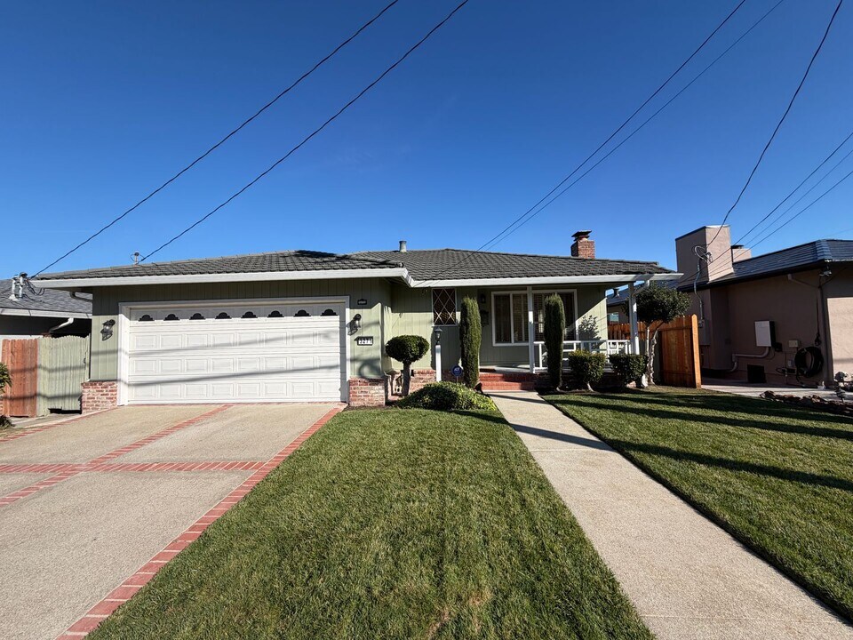 3271 Crestmoor Dr in San Bruno, CA - Building Photo