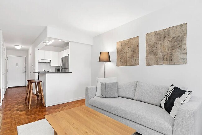 222 W 14th St in New York, NY - Building Photo - Building Photo