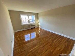 142 Blachley Rd in Stamford, CT - Building Photo - Building Photo