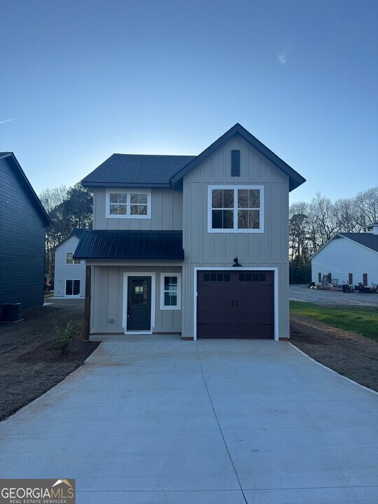 300 Burns Ave in Pine Mountain, GA - Building Photo