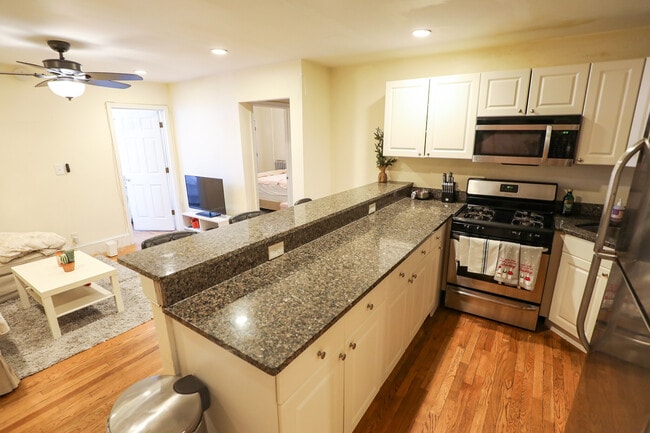 323 Saint Paul St, Unit 5 in Brookline, MA - Building Photo - Building Photo