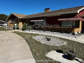 2162 N 2000 W in Clinton, UT - Building Photo