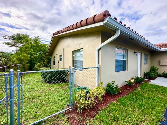 4340 Riverside Dr in Coral Springs, FL - Building Photo - Building Photo