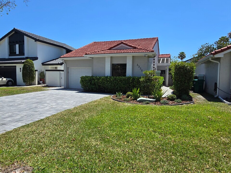 6330 NW 173rd Ln in Hialeah, FL - Building Photo