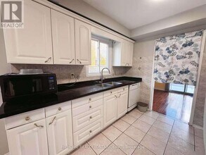 2673 Credit Valley Rd in Mississauga, ON - Building Photo - Building Photo