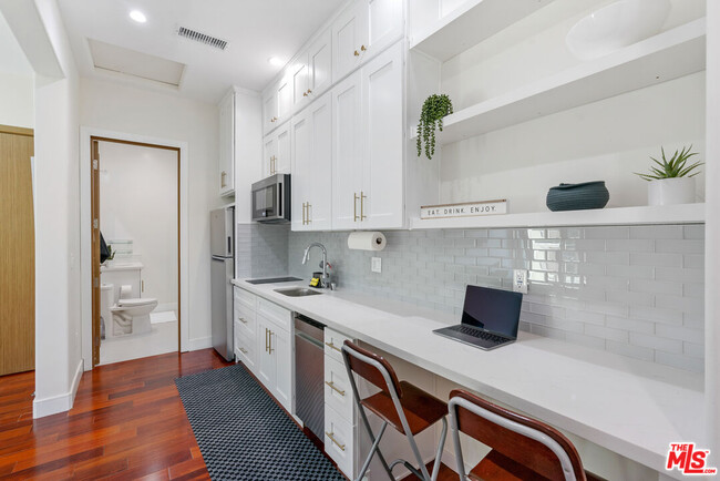 4409 Portico Pl-Unit -Unit B in Los Angeles, CA - Building Photo - Building Photo
