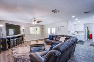 2342 Viewcrest Rd in Henderson, NV - Building Photo - Building Photo