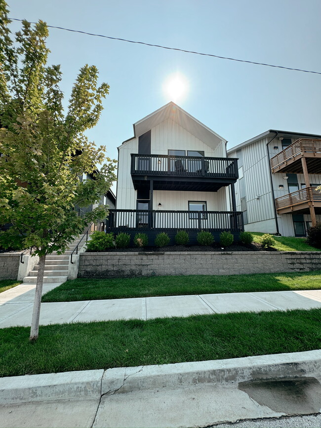 2237 Tracy Ave in Kansas City, MO - Foto de edificio - Building Photo