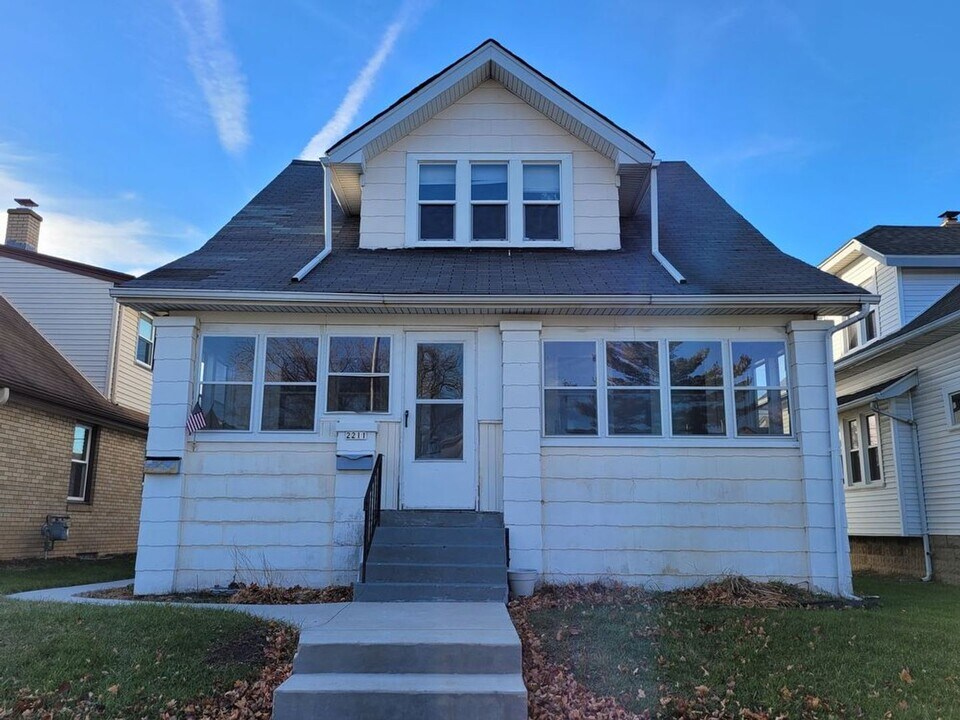 2211 S 56th St-Unit -2211-L in West Allis, WI - Foto de edificio