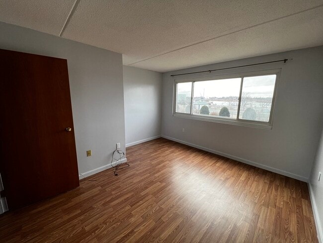 200 Cove Way, Unit 205 in Quincy, MA - Foto de edificio - Building Photo