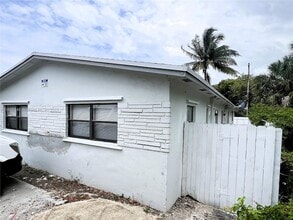 2226 Cody St, Unit 1-2 in Hollywood, FL - Building Photo - Building Photo