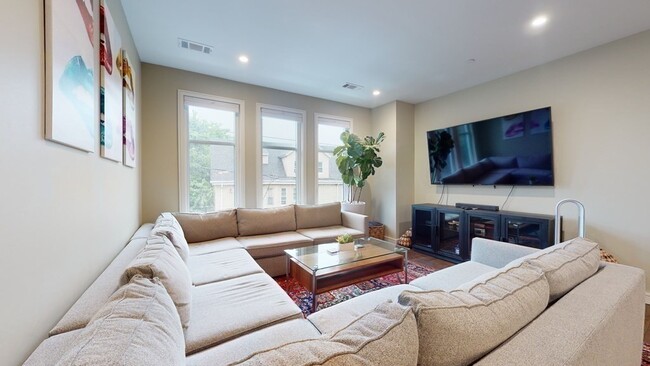 45 Burnett St, Unit 212 in Boston, MA - Building Photo - Building Photo