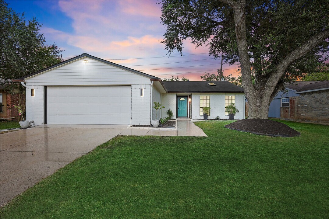 6814 Loch Langham Dr in Houston, TX - Building Photo