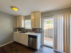 1010 N Meadows Dr in Austin, TX - Building Photo - Building Photo