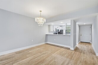 1717 Whitehall Dr in Davie, FL - Foto de edificio - Building Photo