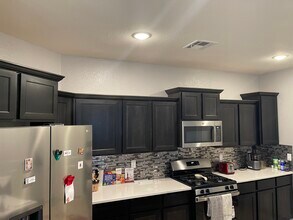 4704 Marisabel Azcarate St in El Paso, TX - Foto de edificio - Building Photo