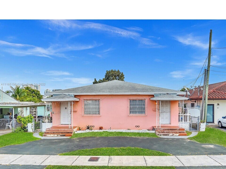 919 NW 23rd Ct-Unit -FRONT RIGHT in Miami, FL - Building Photo