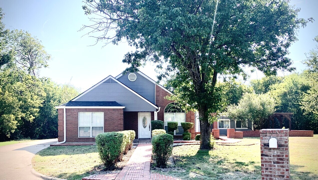 112 Marvin Gardens in Waxahachie, TX - Building Photo