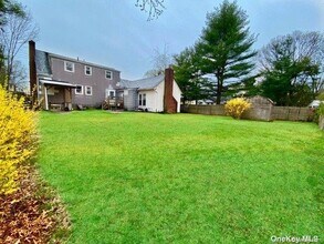 117 Blydenburgh Ave in Smithtown, NY - Building Photo - Building Photo