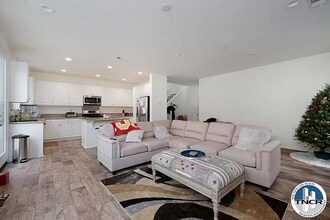 28468 Sunflower St in Highland, CA - Foto de edificio - Building Photo