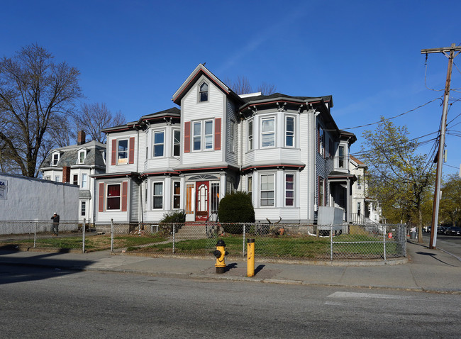 659 Moody St in Waltham, MA - Foto de edificio - Building Photo