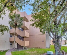 9120 Fontainebleau Blvd in Miami, FL - Foto de edificio - Building Photo