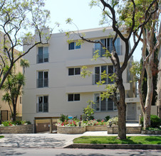 415 N Palm Dr in Beverly Hills, CA - Building Photo - Building Photo