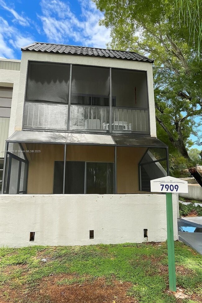 7909 SW 104th St in Miami, FL - Building Photo - Building Photo