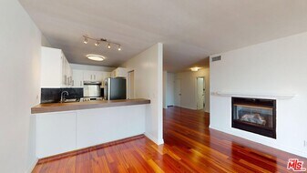 1010 Kings Rd in West Hollywood, CA - Building Photo