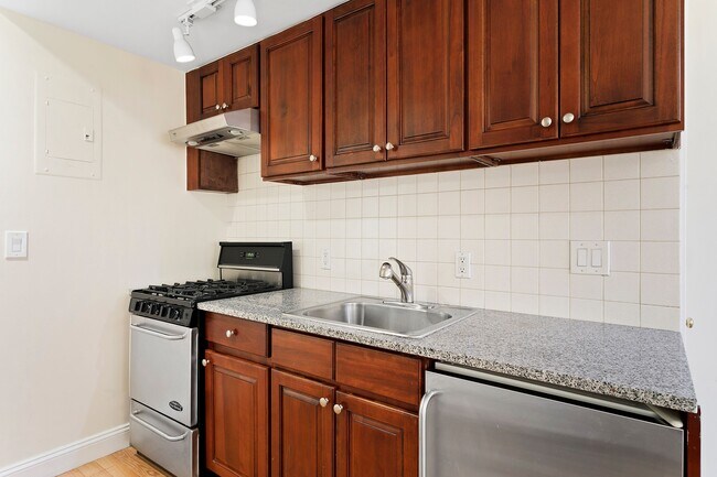 59 E 73rd St in New York, NY - Building Photo - Building Photo