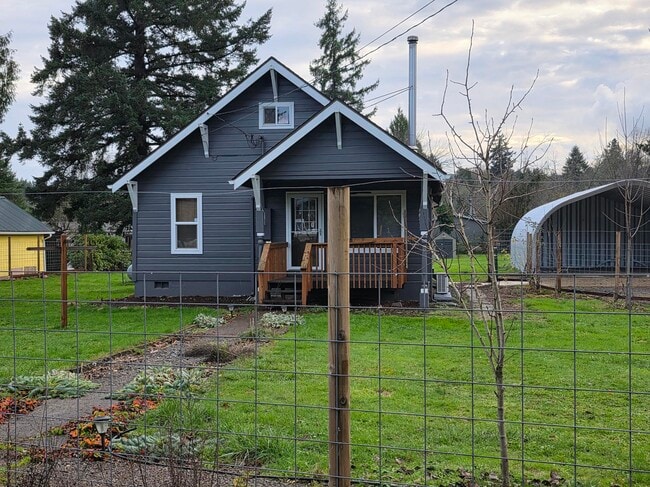 23 S Main St in Falls City, OR - Foto de edificio - Building Photo