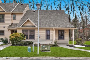 138 Aster Ct in Jackson Township, NJ - Building Photo