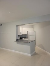 216 Lake Pointe Dr in Oakland Park, FL - Building Photo - Building Photo