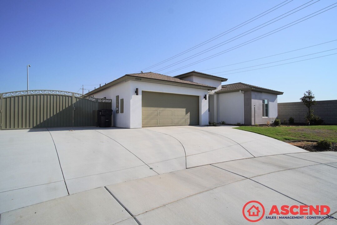 8308 Avon St in Bakersfield, CA - Building Photo
