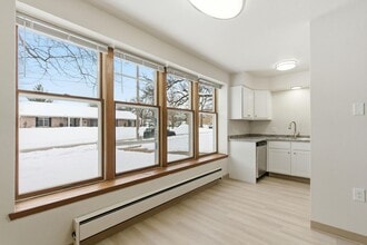 604-626 Campus St in Milton, WI - Foto de edificio - Building Photo