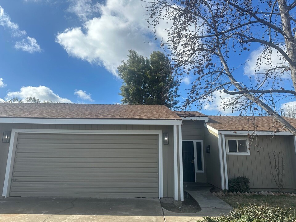 1439 W Walnut Ave in Visalia, CA - Building Photo