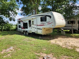 336 Co Rd 90B in Gonzales, TX - Building Photo