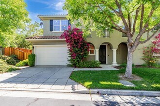 7531 Edinburgh Way in Gilroy, CA - Foto de edificio - Building Photo