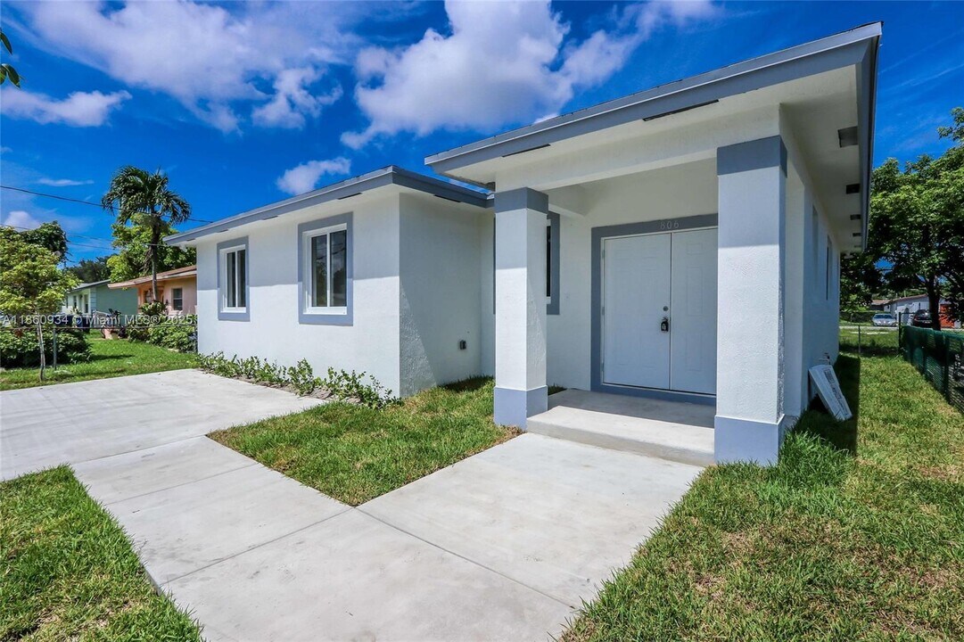 806 NW 5th Ave in Hallandale Beach, FL - Building Photo