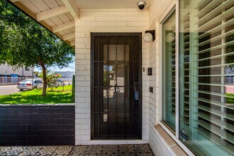 2728 E Highland Ave in Phoenix, AZ - Building Photo - Building Photo