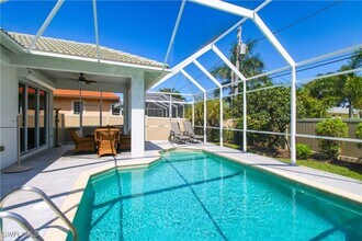 695 92nd Ave N in Naples, FL - Foto de edificio - Building Photo