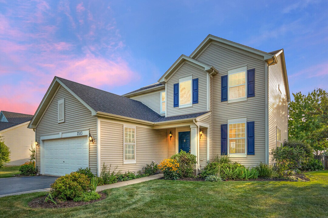 2513 Simon Dr in Montgomery, IL - Foto de edificio