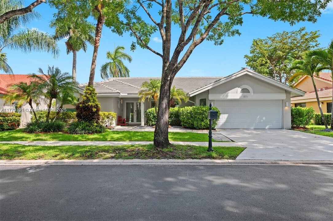 1870 Lakeshore Dr in Weston, FL - Building Photo